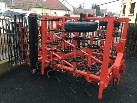 Új FAVORITE-3, 6 m függesztett, hidraulikusan csukható kombinátor Új FAVORITE-3, 6 m függesztett, hidraulikusan csukható kombinátor