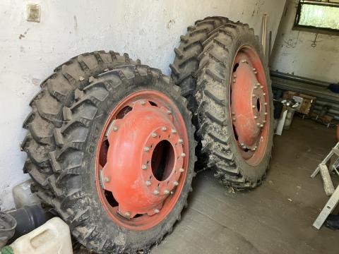 Gyári CLAAS Arion állítható művelőkerék garnitúra (230/95R36 & 270/95R48) eladó Gyári CLAAS Arion állítható művelőkerék garnitúra (230/95R36 & 270/95R48) eladó