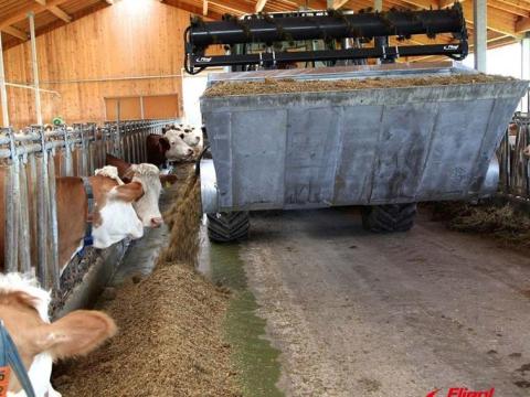 Takarmánykiosztó kanál silómaró hengerrel