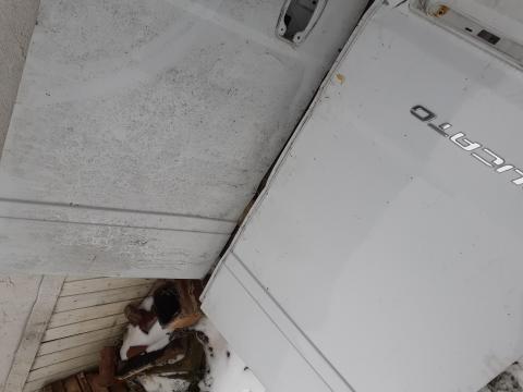 Hátsó ajtó,  enyhén nyomott