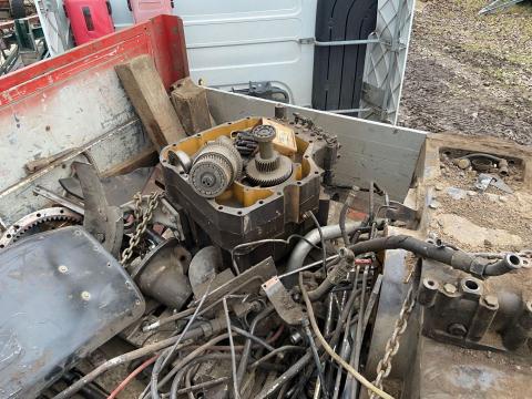 New Holland G240 bontott alkatrészek New Holland G240 bontott alkatrészek