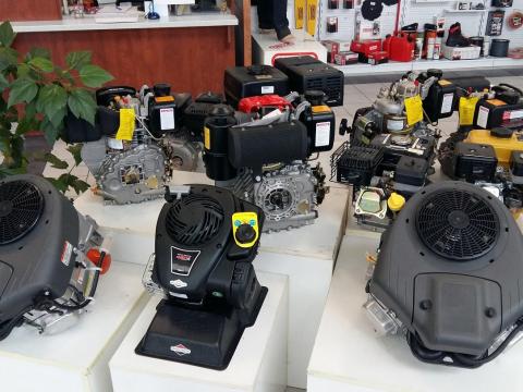 FŰNYÍRÓMOTOR, KAPAMOTOR, FŰNYÍRÓ ÚJ MOTOR, KISTRAKTOR, BRIGGS FŰNYÍRÓMOTOR, KAPAMOTOR, FŰNYÍRÓ ÚJ MOTOR, KISTRAKTOR, BRIGGS