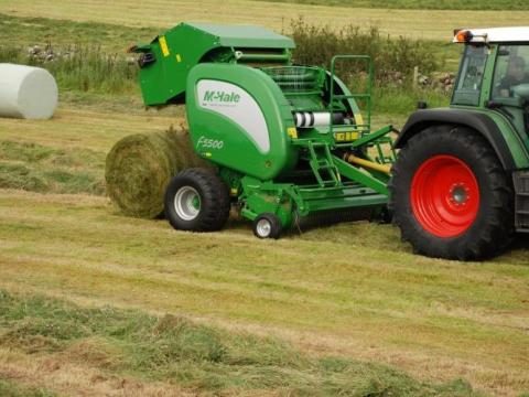 McHale F5500 fixkamrás körbálázó McHale F5500 fixkamrás körbálázó