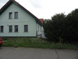 Kiskőrösön főút mellett irodaház,  /szálloda/ raktárak,  1,3 ha-os telepen