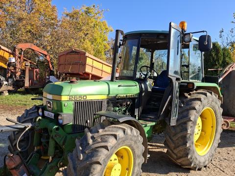 John Deere 2650 traktor rendszeresen szervizelve, alacsony fogyasztással eladó