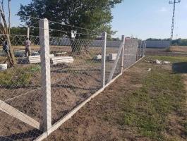 Drótfonatok betonoszlopok vadhálók drótháló vadháló kerítés betonoszlop