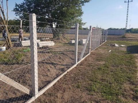 Drótfonatok betonoszlopok vadhálók drótháló vadháló kerítés betonoszlop Drótfonatok betonoszlopok vadhálók drótháló vadháló kerítés betonoszlop