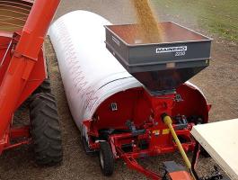 Nedves darált kukorica bértöltés fóliatömlőbe