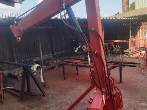 Big-Bag zsákemelő, hidraulikus gémmel Big-Bag zsákemelő, hidraulikus gémmel