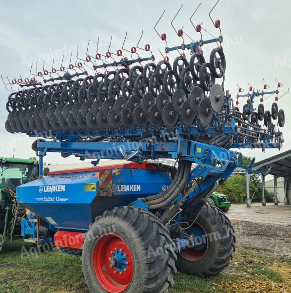 Lemken Solitair 12/1000 K-DS típusú féligfüggesztett gabonavetőgép