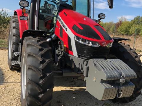 Massey Ferguson 5S.105 Dyna-6 Efficient traktor KÉSZLETRŐL Massey Ferguson 5S.105 Dyna-6 Efficient traktor KÉSZLETRŐL