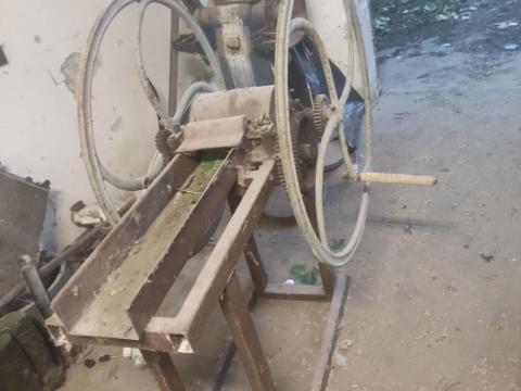 Eladó kézi szecskázó tartalék alkatrészekkel, késekkel