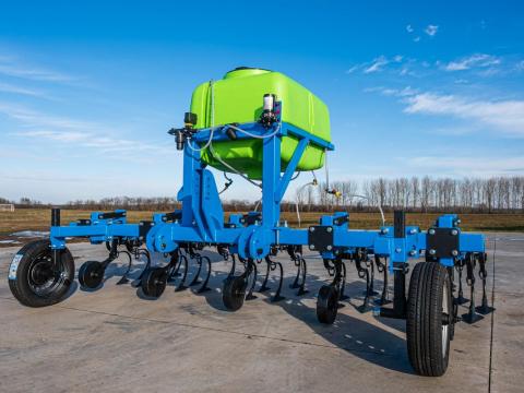 Kultivátor (4 soros) folyékony műtrágyakijutattóval Kultivátor (4 soros) folyékony műtrágyakijutattóval