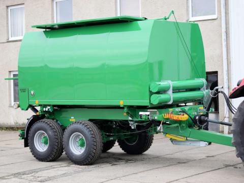 Takarmánykiosztó billenőplatós pótkocsi fújós kitárolással