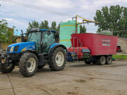 Melasz tartály adagolóval és keverővel 28.000 liter Melasz tartály adagolóval és keverővel 28.000 liter