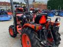 Kubota B2441 homlokrakodóval és kanállal