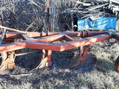 Háromfejes IH középmélyszántó eke Háromfejes IH középmélyszántó eke