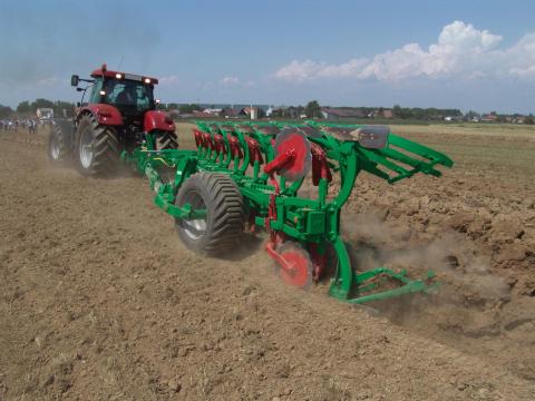 REGENT TAURUS VARIO féligfüggesztett váltvaforgató ekék a szárleszántás specialistái REGENT TAURUS VARIO féligfüggesztett váltvaforgató ekék a szárleszántás specialistái