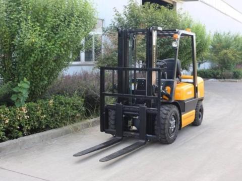 2,5 Tonnás Dízel Duplex oszlopos Targonca a Günter Grossmanntól 2,5 Tonnás Dízel Duplex oszlopos Targonca a Günter Grossmanntól