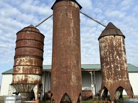 2 db silótorony serleges felhordóval, fogadó garattal 2 db silótorony serleges felhordóval, fogadó garattal