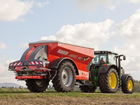 RAUCH AXENT vontatott műtrágyaszóró a nagyüzemeknek RAUCH AXENT vontatott műtrágyaszóró a nagyüzemeknek