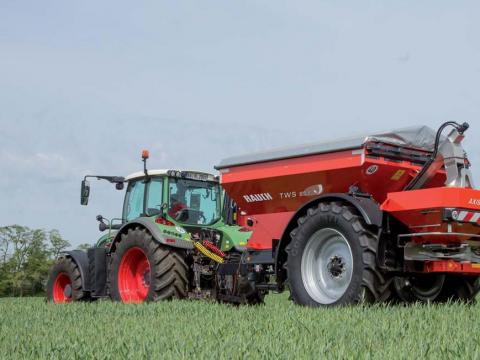 RAUCH TWS 85.1 vontatott átrakókocsi műtrágyaszóróval RAUCH TWS 85.1 vontatott átrakókocsi műtrágyaszóróval
