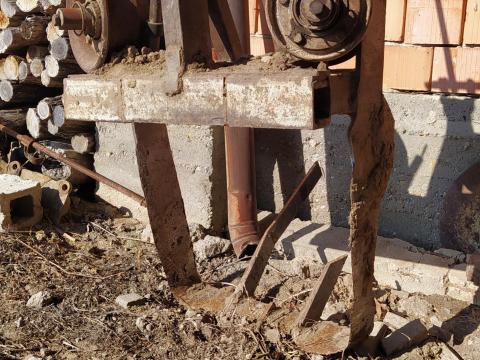 Eladó MTZ-re szerelhető szőlőtuskókiszántó Eladó MTZ-re szerelhető szőlőtuskókiszántó