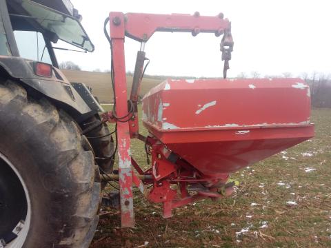 Lely Műtrágya szóró zsákemelővel Lely Műtrágya szóró zsákemelővel