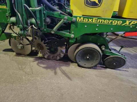 Eladó megkímélt John Deere 1750 szemenkénti vetőgép (6 soros)