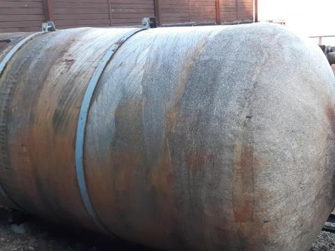 Eladó egy 1-3 és11 m3 új szerű állapotú poliészter üvegszállas tartály, tartály Eladó egy 1-3 és11 m3 új szerű állapotú poliészter üvegszállas tartály, tartály