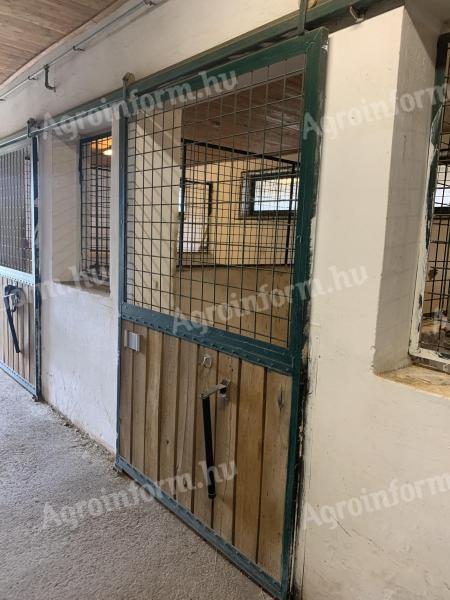 Eladó komplett lovarda belső,  boxok tolóajtóval
