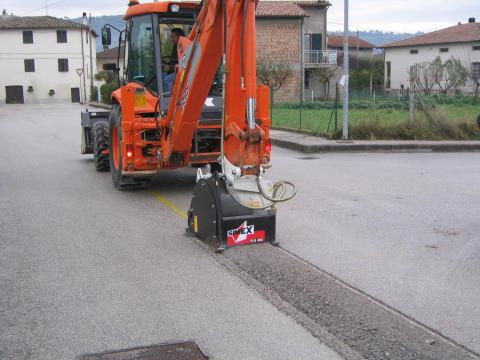 Aszfaltmaró,  betonmaró szerelék – kotrógépre,  bobcatre,  minikotróra is – bérbe is Aszfaltmaró,  betonmaró szerelék – kotrógépre,  bobcatre,  minikotróra is – bérbe is