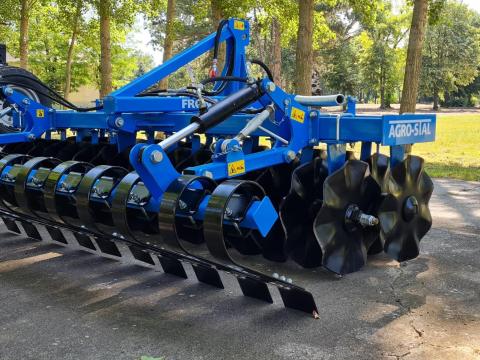 AGRO-STAL FD 3,0 m-es frontfüggesztéses talajelőkészítő AGRO-STAL FD 3,0 m-es frontfüggesztéses talajelőkészítő