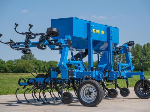 Kultivátor,  hidraulikus csukással és GASPARDO adagolóval Kultivátor,  hidraulikus csukással és GASPARDO adagolóval