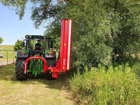 Rézsűzúzó erősített kivitelben, 2 m munkaszélességgel Rézsűzúzó erősített kivitelben, 2 m munkaszélességgel