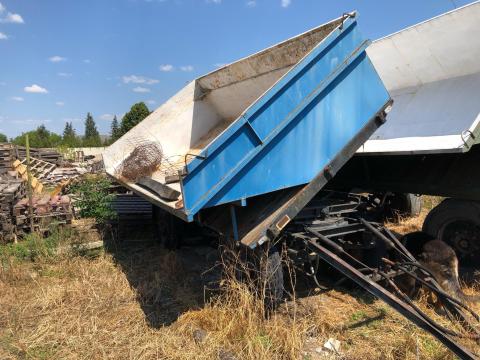 MBP 4t-ás billenő pótkocsi szőlő szállító tepsivel MBP 4t-ás billenő pótkocsi szőlő szállító tepsivel