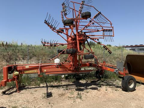 Eladó egy jó állapotú,  1999-es évjáratú Kuhn GA 7301-es vontatott rendsodró