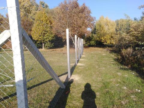 Kerítésépítés betonoszlop vadháló kerítés drótfonat Kerítésépítés betonoszlop vadháló kerítés drótfonat