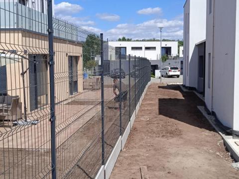 Betonoszlop szögesdrót táblás kerítés Betonoszlop szögesdrót táblás kerítés