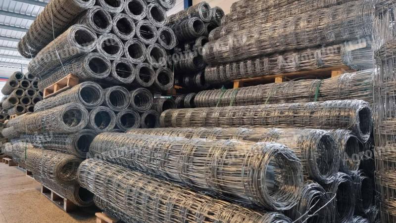 Vadhálók drótfonat táblás kerítés betonoszlop kerítés építés szögesdrót drótkerítés huzal