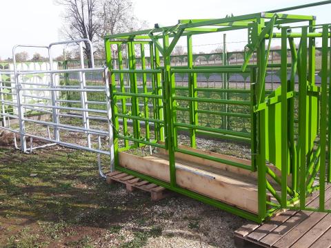 Szarvasmarha kezelő kaloda mérleggel is rendelhető