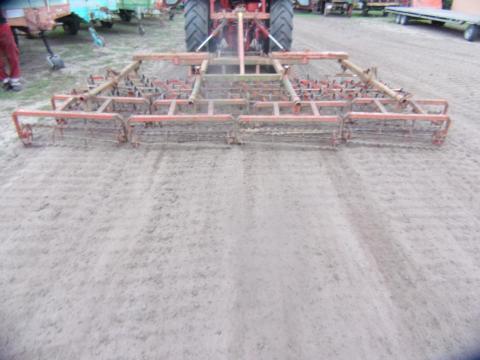 Kombinátór 450 cm munkaszélességű rugókapás dupla rögtörős hydro csukású Kombinátór 450 cm munkaszélességű rugókapás dupla rögtörős hydro csukású