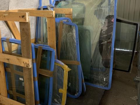 CAT,  JCB,  Volvo fülke-,  ajtó üveg