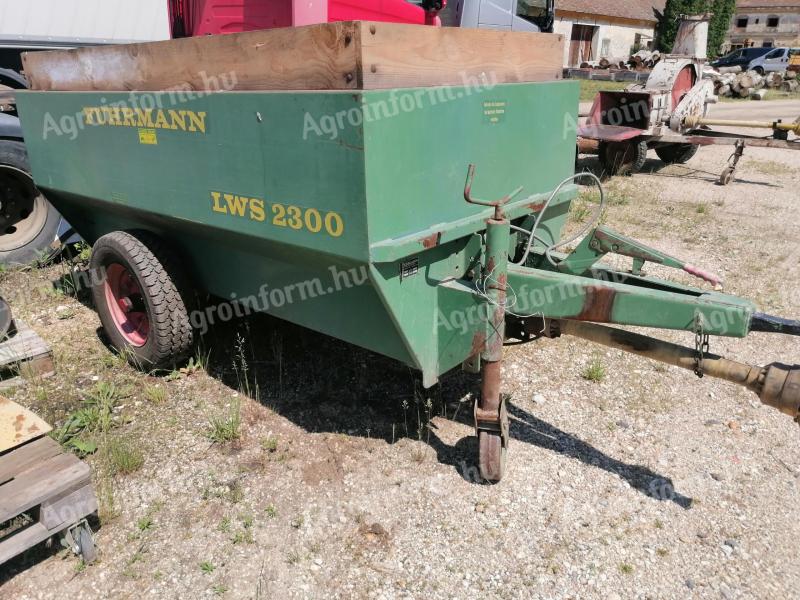 Fuhrmann 2300 kg-os szüretelőkocsi,  monopumpával