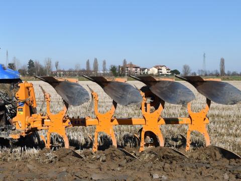 Új váltvaforgató eke raktárról! Moro Aratri Step 12A 4 vasú kivitel,  minőségi olasz termék Új váltvaforgató eke raktárról! Moro Aratri Step 12A 4 vasú kivitel,  minőségi olasz termék