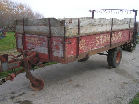 STANDARD 3,3 tonna raksúlyú szervestrágyaszóró STANDARD 3,3 tonna raksúlyú szervestrágyaszóró