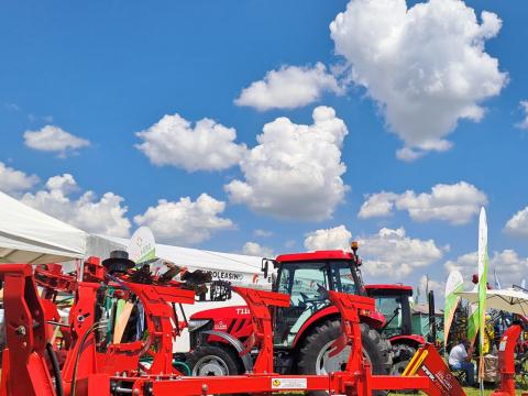 3 fejes váltvaforgató eke réselt kormánylemezzel a Kc-Békés Kft.-nél 3 fejes váltvaforgató eke réselt kormánylemezzel a Kc-Békés Kft.-nél