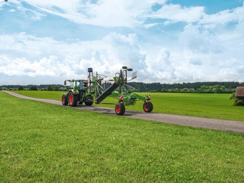 Fendt Former 1452 félig függesztett két rotoros oldal rendképző Fendt Former 1452 félig függesztett két rotoros oldal rendképző