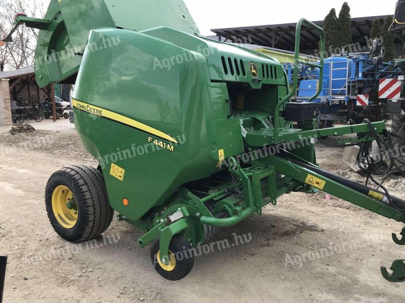 John Deere F441 M bálázó