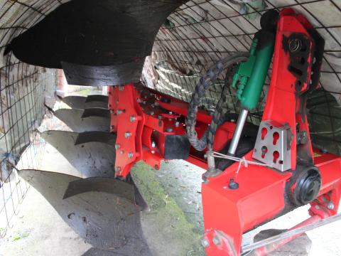 Eladó AGRO-MASZ PO4 váltvaforgató eke Eladó AGRO-MASZ PO4 váltvaforgató eke